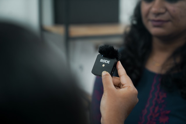 Ilustrasi microphone dengan noise cancelling. Foto: Unsplash.