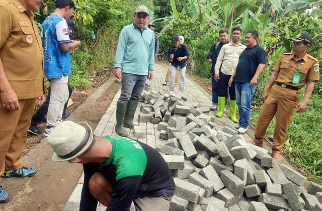 Bupati Bolmong, Yusra Alhabsyi, saat meninjau langsung program Padat Karya pembangunan Jalan Usaha Tani (JUT) di Kecamatan Passi Barat.