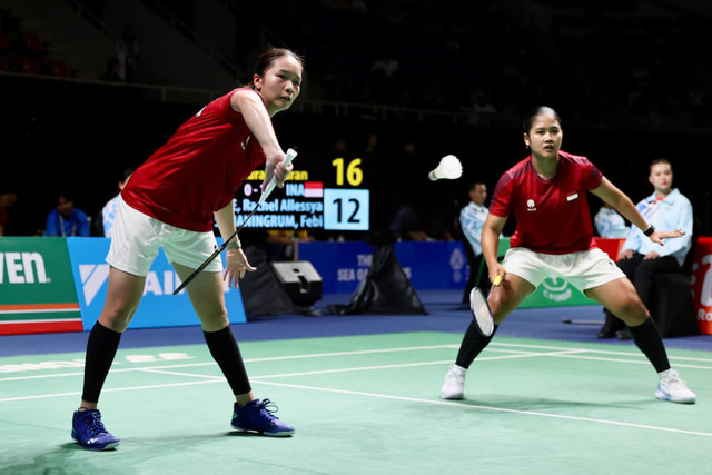 Ganda putri Indonesia Rachel Allessya Rose dan Febi Setianingrum bertanding saat SEA Games Thailand 2025. Foto: PBSI