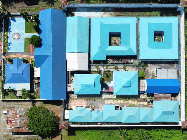 Atap Lapas Kelas IIB Kalabahi yang telah di cat oleh Avian Brands. Foto : Istimewa