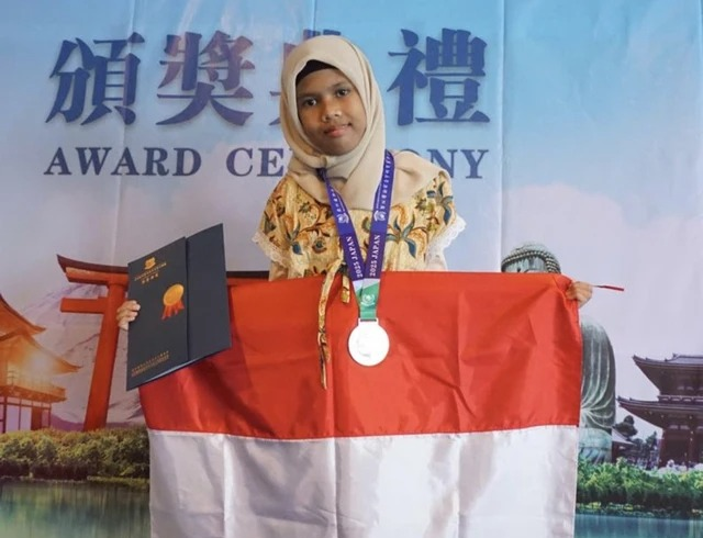 Farisha Bellvania Putri saat menerima medali silver yang diraihnya di Asia International Mathematical Olympiad 2025. Foto: Dok. Istimewa