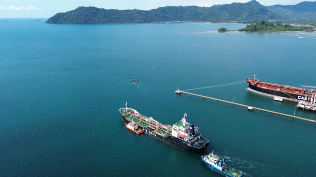 Kapal tanker Pertamina International Shipping dalam mengirimkan energi ke Sumatera. Foto: Dok. Pertamina