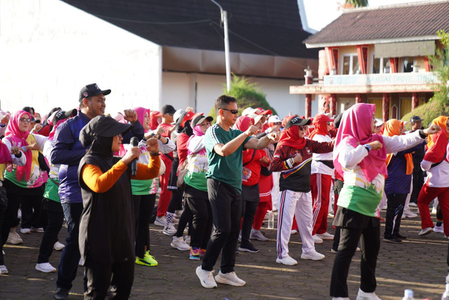 Wali Kota Pontianak mengikuti senam massal. Foto: Dok. Pemkot Pontianak
