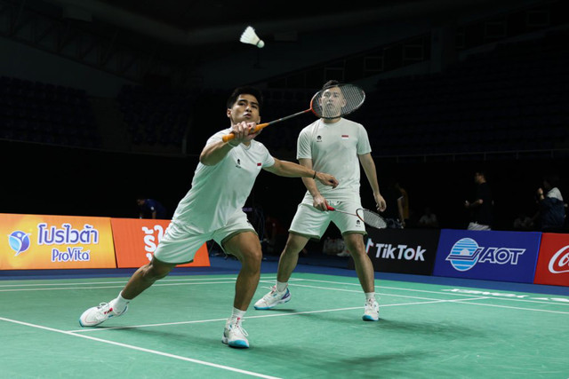 Sabar Gutama/Reza Pahlevi beraksi di venue SEA Games 2025 di Thammasat University Rangsit Campus, Thailand. Foto: Dok. PBSI