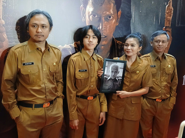 Keluarga Epy Kusnandar datangi gala premiere film Qorin 2 di XXI Epicentrum, Jakarta Selatan, Senin (8/12/2025). Foto: Vincentius Mario/kumparan