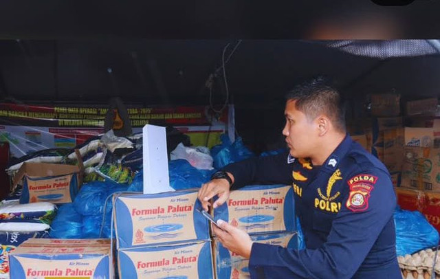 Polda Sumsel beri bantuan kepada warga terdampak bencana di Sumatera Utara. Bukan hanya kebutuhan logistik namun juga internet berbasis satelit (Starlink)/Instagram: polda_sumsel
