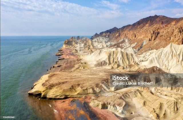 by Lukas Bischoff, https://www.istockphoto.com/id/foto/pulau-hormuz-di-hormuz-lurus-iran-selatan-diambil-pada-januari-2019-diambil-dalam-hdr-gm1134992260-301784511?utm_source=pixabay&utm_medium=affiliate&utm_campaign=sponsored_image&utm_content=srp_topbanner_media&utm_term=selat+hormuz