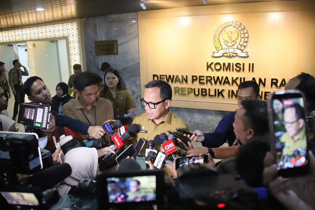 Wamendagri Bima Arya usai press conference laporan kinerja Komisi II DPR RI di DPR, Senin (8/12/2025). Foto: Kemendag RI