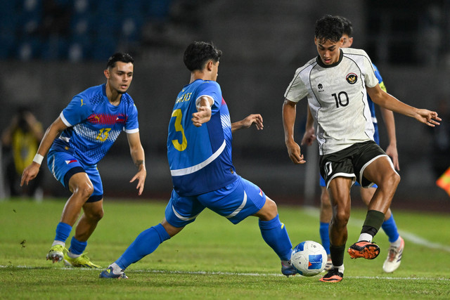 Pemain Timnas Indonesia U-22 Rafael Struick berebut bola dengan pemain Timnas Filipina Gabriel Guimares pada pertandingan Grup C Sepak Bola SEA Games 2025 di The 700th Anniversary of Chiang Mai Stadium, Thailand, Senin (8/12/2025). Foto: Nova Wahyudi/ANTARA FOTO
