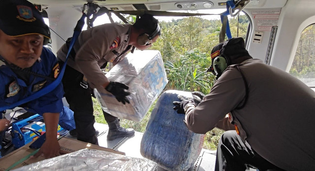 Polda Sumut kirim bantuan lewat Airdrop ke lokasi terisolir di Tapteng, Senin (8/12/2025). Foto: Dok. Humas Polda Sumut