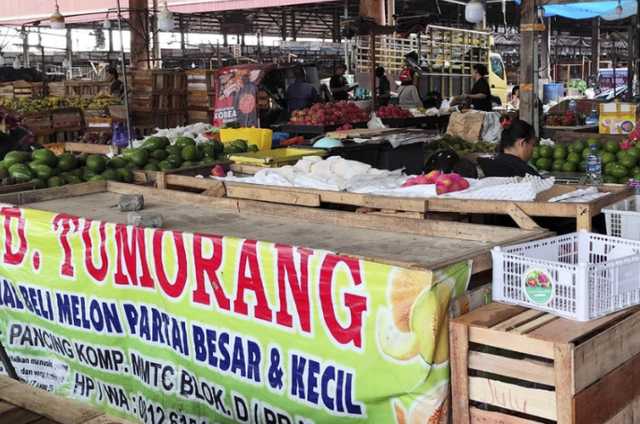 Toko buah milik Renti Sitomorang. Foto: Amar Marpaung/kumparan