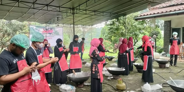 Marandang Basamo: IPB dan PAPMM Siapkan Satu Ton Rendang untuk Korban Sumatra
