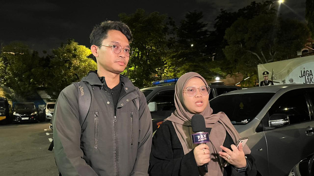 Miftahul (29) dan Julham (28), korban penipuan wedding organizer saat ditemui di Polres Metro Jakarta Utara, Senin (8/12/2025). Foto: Nasywa Athifah/kumparan