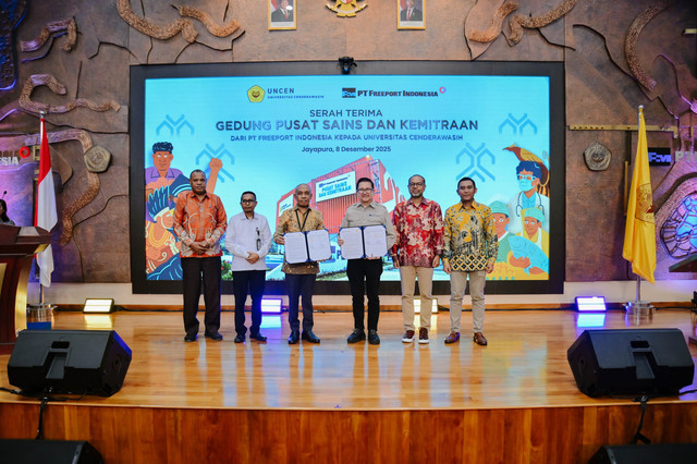 Presiden Direktur PT Freeport IndonesiaTony Wenas (ketiga kanan)menyerahterimakan simbolis fasilitasGedung Pusat Sains dan KemitraanUniversitas Cenderawasih (UNCEN)kepada Rektor UNCEN Dr. Oscar O.Wambrauw SE., M.Sc..Agr. (ketiga kiri), diJayapura, Provinsi Papua, 8 Desember2025. Dok: PTFI