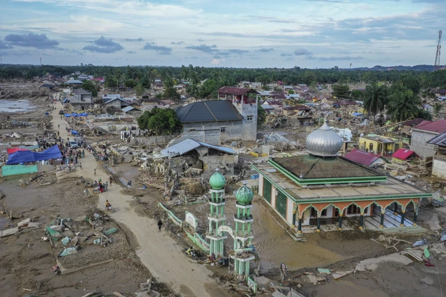 Suasana pusat Kota Kuala Simpang yang luluh lantak akibat banjir bandang di Aceh Tamiang, Aceh, Sabtu (6/12/2025). Sumber: Kumparan.com