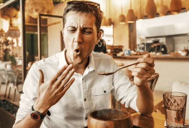 Orang Kepedasan (Sumber : https://www.shutterstock.com/id/search/orang-kepedasan)