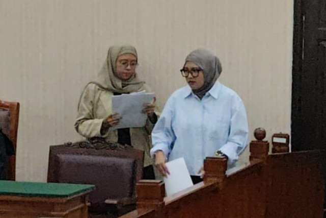 Aktivis HAM, Fatia Maulidiyanti, dan LBH Pers mengajukan amicus curiae atau sahabat pengadilan untuk terdakwa kasus dugaan penghasutan demo, Laras Faizati, di PN Jaksel, Senin (9/12/2025). Foto: Jonathan Devin/kumparan