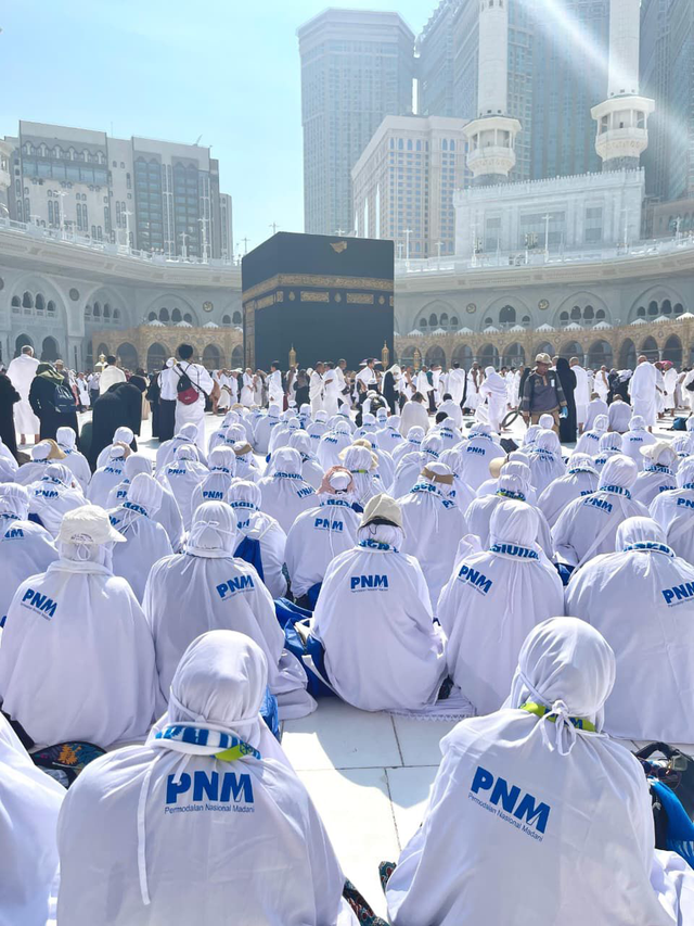 Nasabah yang mendapat reward umrah dari PNM Mekaar. Foto: Dok. PNM