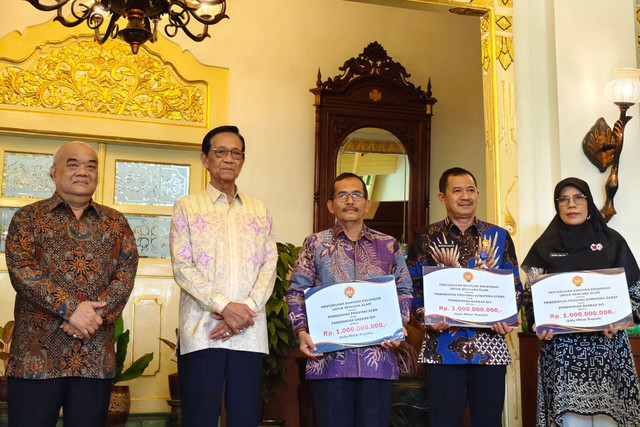 Gubernur DIY Sri Sultan Hamengku Buwono X menyerahkan bantuan masing-masing Rp 1 miliar dari Pemda DIY untuk Aceh, Sumatera Utara, dan Sumatera Barat, Selasa (9/12/2025). Foto: Arfiansyah Panji Purnandaru/kumparan