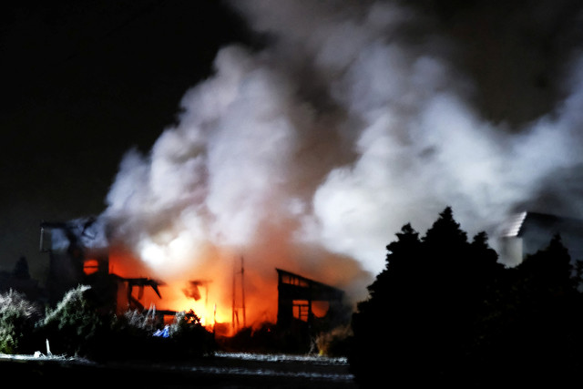 Lokasi kebakaran yang terjadi setelah gempa bumi di Kota Aomori, Jepang, Selasa (9/12/2025). Foto: STR / AFP