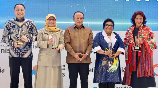 Wamendagri Ribka Haluk terima penghargaan Papua Special Autonomy Development Accelerator, Senin (8/12/2025). Foto: Kemendagri RI