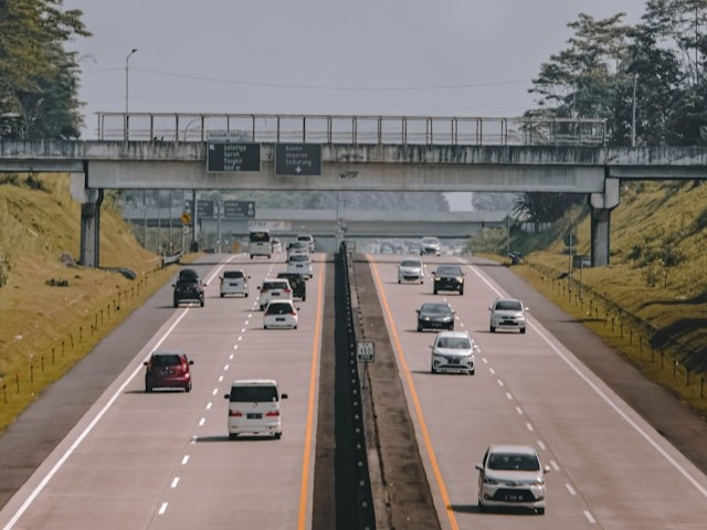 Ilustrasi diskon tarif tol saat libur Nataru 2025. Foto: Unsplash.
