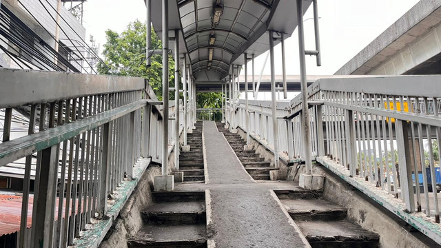Besi-besi pembatas banyak yang hilang di JPO Halte Koja, Jakarta Utara, Selasa (9/12/2025). Foto: Nasywa Athifah/kumparan