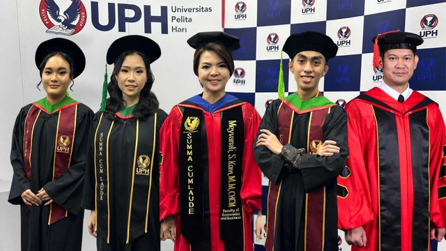 Para peraih predikat terbaik di Wisuda UPH 2025.