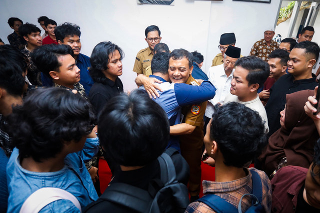 Gubernur Jawa Tengah Ahmad Luthfi saat bertemu mahasiswa Aceh, Sumatra Utara, dan Sumatra Barat di Semarang, Selasa (9/12). Foto: Dok. Istimewa