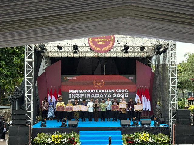 Menko PM Muhaimin Iskandar alias Cak Imin menyerahkan penghargaan pada SPPG terpilih di TMII, Jakarta Timur, Selasa (9/12). Foto: Amira Nada Fauziyyah/kumparan