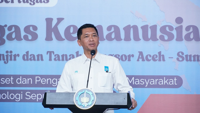 Rektor ITS Prof Dr (HC) Ir Bambang Pramujati ST MSc Eng PhD saat memberikan sambutan dalam pelepasan Satgas Kemanusiaan ITS ke lokasi bencana Aceh-Sumatera di Rektorat ITS