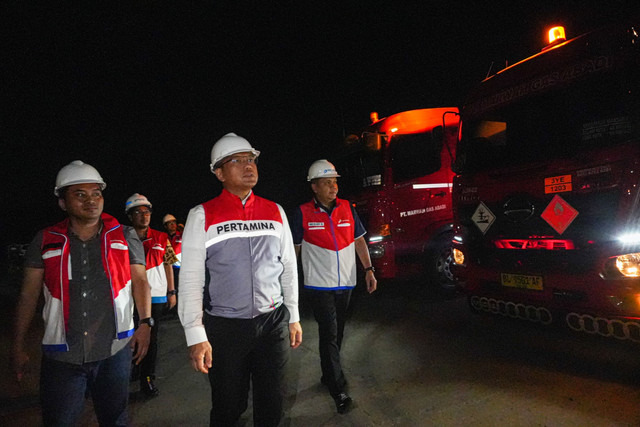 Direktur Utama Pertamina Simon Aloysius Mantiri saat meninjau Fuel Terminal (FT) Krueng Raya dan Posko Terpadu Bencana Aceh di Lanud Sultan Iskandar Muda, Senin (8/12/2025). Foto: Pertamina 