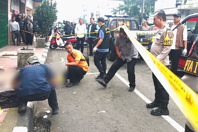 Penemuan pria tak bernyawa bersimbah darah di Jalan Otista, Bandung, Selasa (9/12/2025). Foto: Polsek Regol