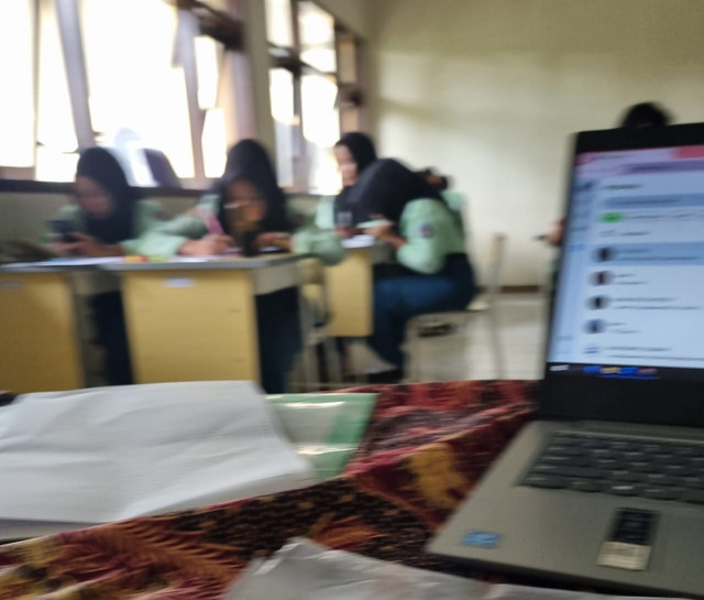 Proses pembelajaran sejarah yang dilaksanakan di kelas dengan memanfaatkan media pembelajaran. Sumber Gambar: Dokumen Pribadi