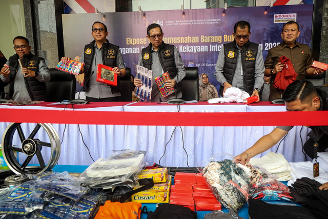 Dirjen DJKI RI Hermansyah Siregar (tengah) memberikan keterangan pers pemusnahan barang bukti hasil pelanggaran kekayaan intelektual di Kantor Kemenkumham RI, Jakarta, Selasa (9/12/2025). Foto: Iqbal Firdaus/kumparan