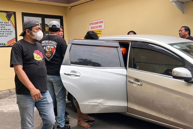 Penyidik membawa pemilik WO by Ayu Puspita, Ayu Puspita dan Dimas untuk dilakukan olah TKP, Selasa (9/12/2025). Foto: Nasywa Athifah/kumparan