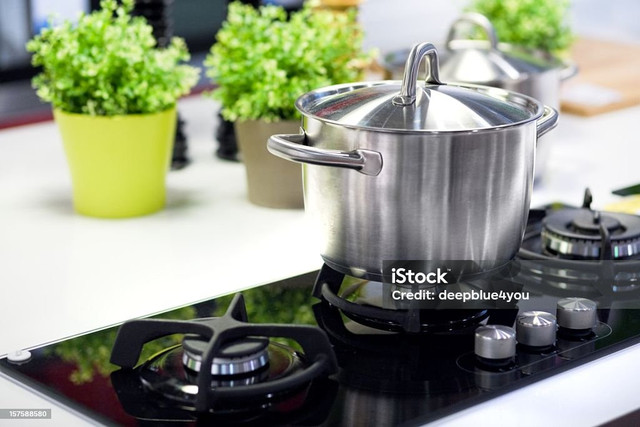 https://www.istockphoto.com/id/foto/panci-memasak-di-atas-kompor-pembakar-panas-gm157588580-12770767?searchscope=image%2Cfilm