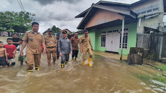 Gubernur Kalimantan Barat (Kalbar), Ria Norsan meninjau langsung lokasi banjir di Pontianak. Foto: Dok. Istimewa