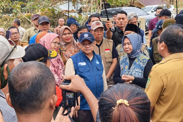 Mendikdasmen Abdul Mu'ti meninjau kondisi SD Negeri 057239 Sekoci, Bestiang, Langkat, Sumatera Utara, Selasa (9/12/2025). Foto: Fadjar Hadi/kumparan