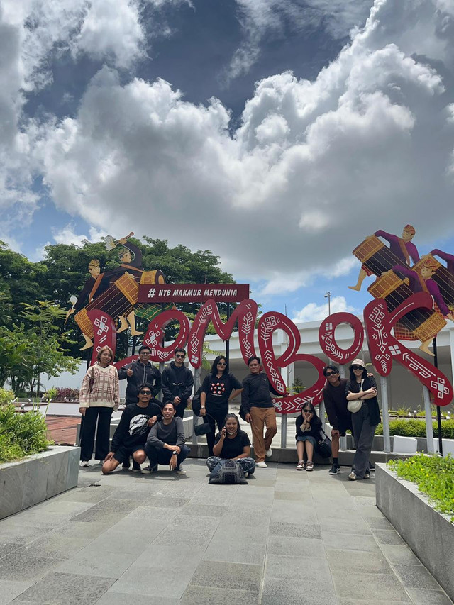 Dexa foto bersama tim sesampainya di Nusa Tenggara Barat. Foto: Dok. Istimewa