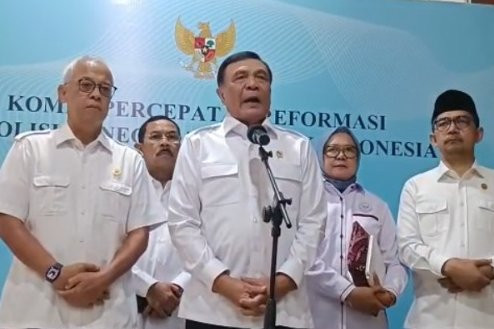 Menko Polkam/Ketua Kompolnas Djamari Chaniago usai bertemu Komisi Percepatan Reformasi Polri di Kemensetneg, Jakarta Pusat, Selasa (9/12/2025). Foto: Zamachsyari/kumparan
