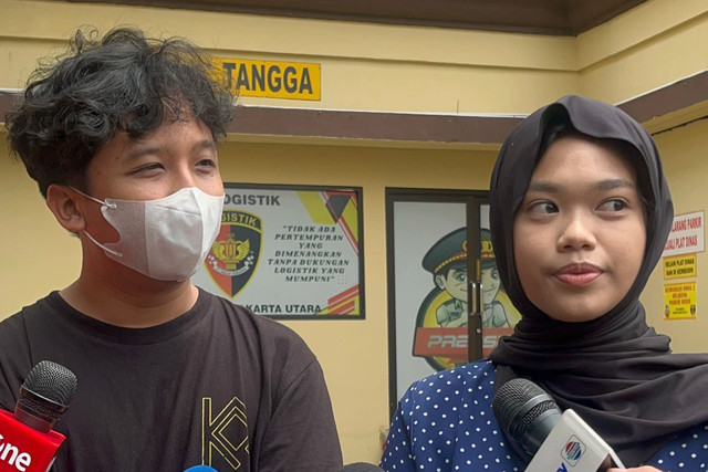 Fadil dan Lulu, korban penipuan WO milik Ayu Puspita saat ditemui di Polres Metro Jakarta Utara, Selasa (9/12/2025). Foto: Nasywa Athifah/kumparan