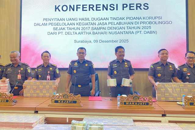 Kejati Jatim mengungkap kasus korupsi pengelolaan kegiatan jasa pelabuhan di Pelabuhan Tanjung Tembaga, Probolinggo, yang dilakukan PT Delta Artha Bahari Nusantara (DABN), Selasa (9/12/2025). Foto: Farusma Okta Verdian/kumparan