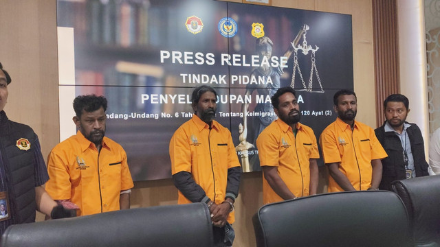 Imigrasi menunjukkan 4 tersangka pengungsi asal Sri Lanka ditahan terkait dugaan penyelundupan manusia di Medan, Selasa (9/12/2025). Foto: Amar Marpaung/kumparan