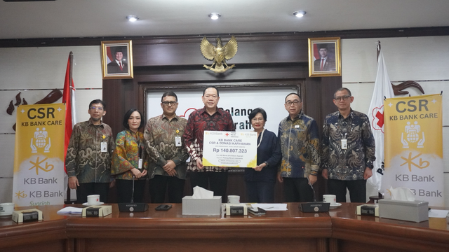 KB Bank dan KB Bank Syariah menyerahkan bantuan Rp 140.807.323 kepada Palang Merah Indonesia (PMI) untuk korban bencana di Aceh, Sumatera Utara, dan Sumatera Barat. Foto: Dok. KB Bank