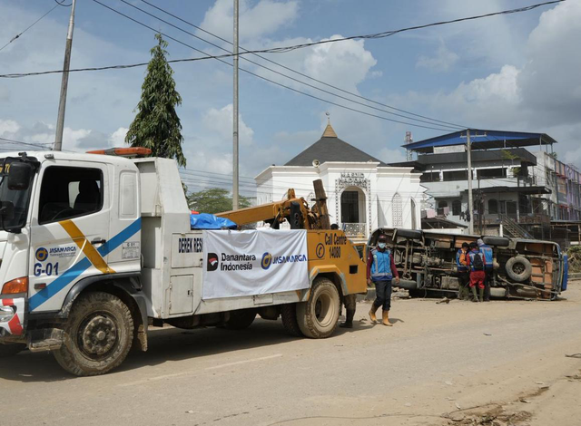 Jasa Marga dalam mengevakuasi kendaraan terdampak banjir di Sumatera. Foto: Dok. Jasa Marga