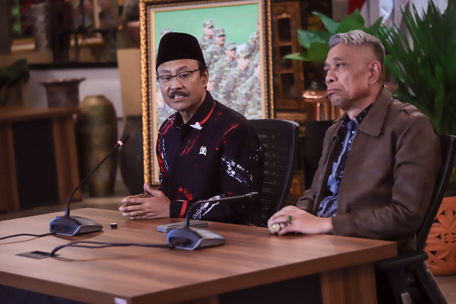 Menteri Sosial Saifullah Yusuf (kiri) menyampaikan keterangan kepada media terkait bantuan kemanusiaan terhadap bencana alam di Aceh, Sumatera Utara dan Sumatera Barat di Kantor Kementerian Sosial, Jakarta, Selasa (9/12). Foto: Jamal Ramadhan/kumparan