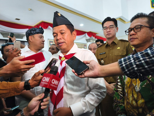 Gubernur Jawa Barat, Dedi Mulyadi, usai menghadiri Rakor Banjir Bandung Raya, Sumedang, dan Garut, di Kampus Institut Pemerintahan Dalam Negeri Jatinangor, Selasa (9/12). Foto: Linda Lestari/kumparan