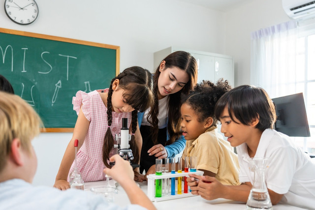Ilustrasi anak belajar di sekolah internasional Jakarta. Foto: Shutterstock