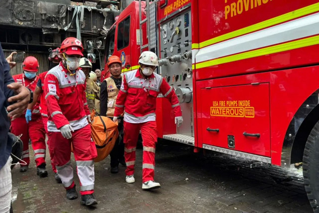 Petugas saat mengevakuasi jenazah korban kebakaran di Jakarta, Selasa (9/12/2025). Foto: Khaerul Izan/ANTARA 